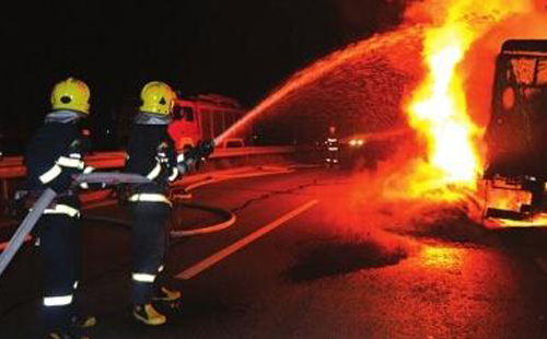 運輸蓄電池車輛突然起火--聯眾安消防科技