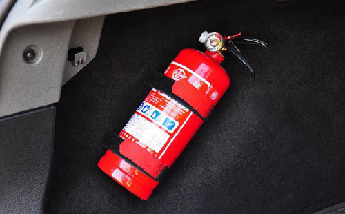 車主在車內放置滅火器