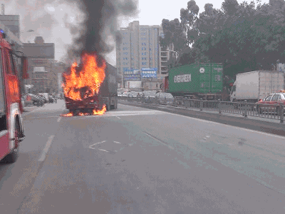 貨車車頭起火